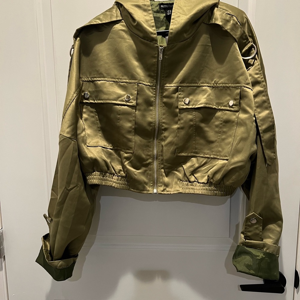 481 NWT Pretty Little Thing Women’s Army Green Cropped Full Zip Hoodie